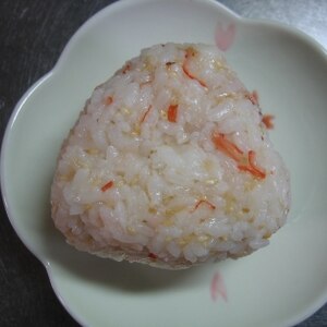 ❤カニカマと魚粉とごまの麺つゆおにぎり❤